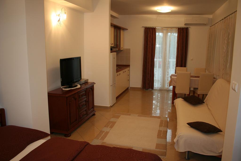 Apartments Villa Sunce Dugi Rat Room photo